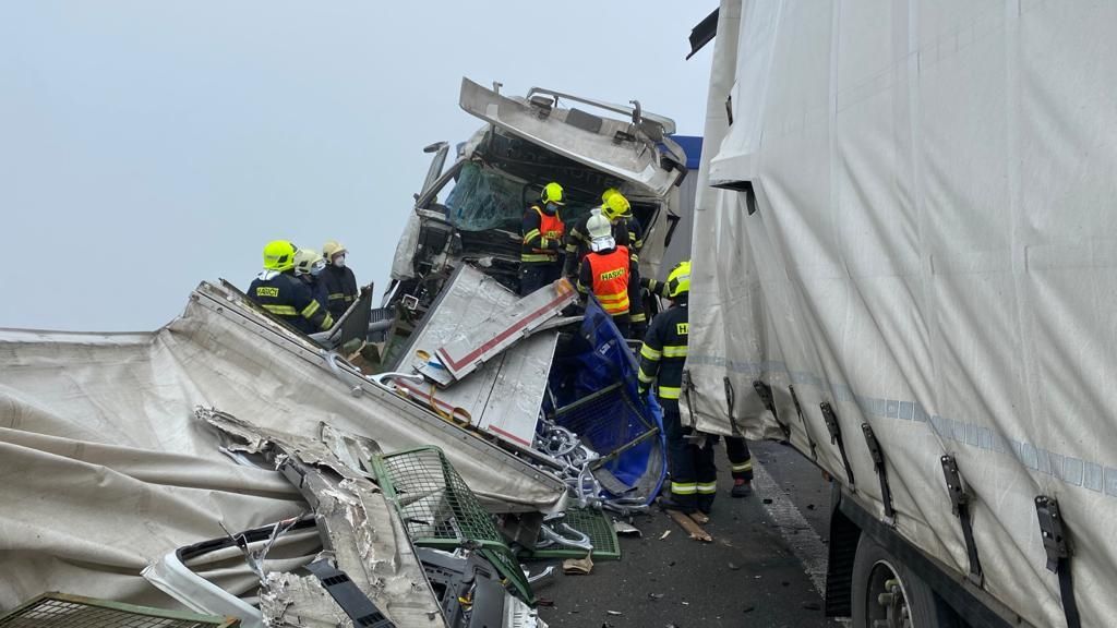 Na dálnici D8 se srazilo pět kamionů, jeden člověk zemřel